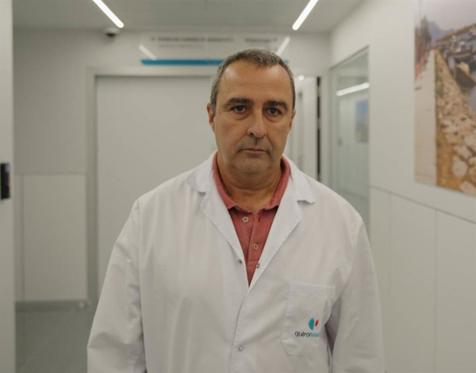 El doctor Miguel Ángel Toledo, jefe del servicio de Traumatología y Cirugía Ortopédica del Hospital Quirónsalud Campo de Gibraltar de Palmones en Los Barrios (Cádiz)