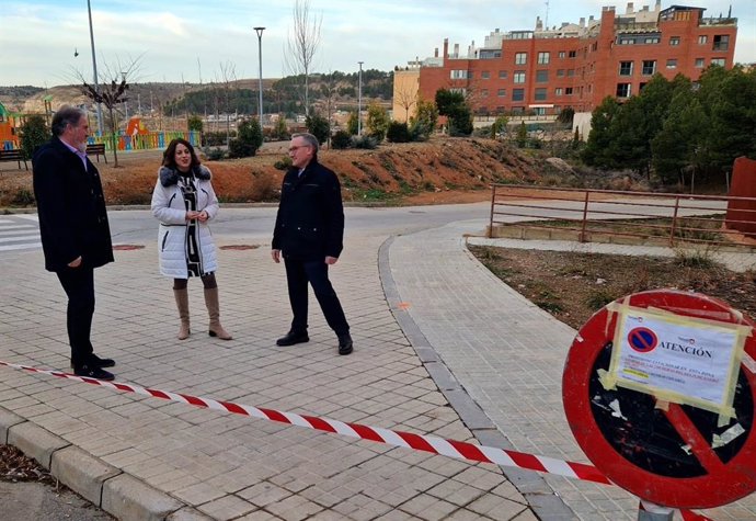 La alcaldesa de Teruel, Emma Buj, visita, junto al presidente de la DPT, Joaquín Juste, las obras de la Cuesta de los Gitanos.