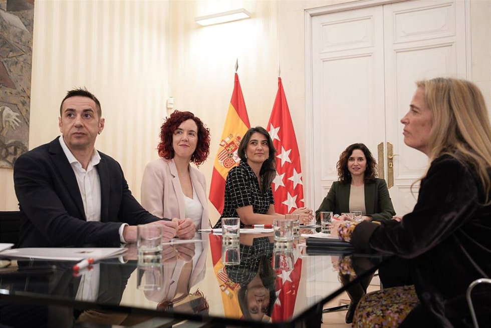 La presidenta de la Comunidad de Madrid, Isabel Díaz Ayuso (2d) y la portavoz de Más Madrid en la Asamblea de Madrid, Manuela Bergerot (c), durante la segunda jornada de reuniones con los grupos parlamentarios de la Asamblea de Madrid