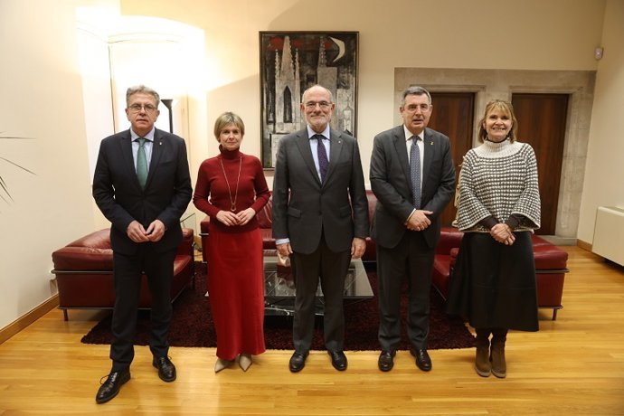 El consejero Jaume Duch y los presidentes de las cuatro diputaciones catalanas, Lluïsa Moret, Miquel Noguer, Noemí Llauradó y Joan Talarn.