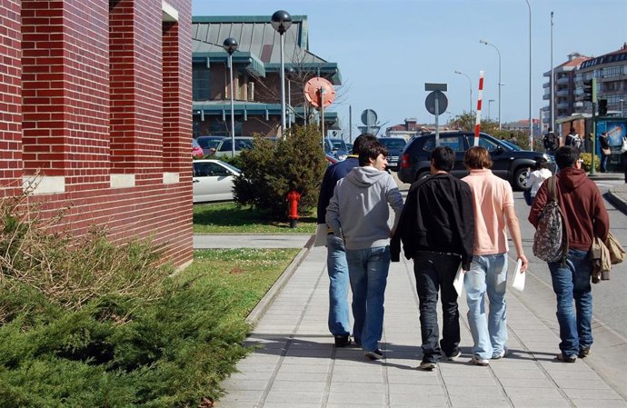 Archivo - Estudiantes en el campus de la Universidad de Cantabria (UC)