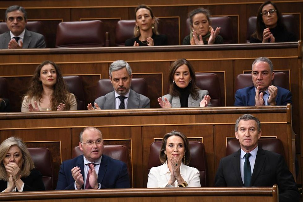 Archivo - (I-D) El portavoz del PP en el Congreso, Miguel Tellado; la secretaria generla del PP, Cuca Gamarra y el presidente del PP, Alberto Núñez Feijóo, durante una sesión de control al Gobierno en el Congreso de los Diputados, a 11 de diciembre de 2