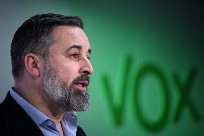 El líder de VOX, Santiago Abascal, durante una rueda de prensa posterior al Comité de Dirección del partido, a 13 de enero de 2025, en Madrid (España). Durante su comparecencia, Abascal, ha instado al Partido Popular a presentar una moción de censura cont