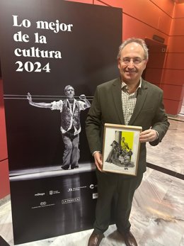 El director del Festival de Mérida, Jesús Cimarro, con el premio cultural al certamen 2024