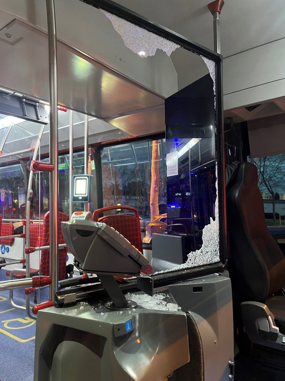 Un individuo detenido por romer el vidrio de un autobús de Barcelona de un puñetazo