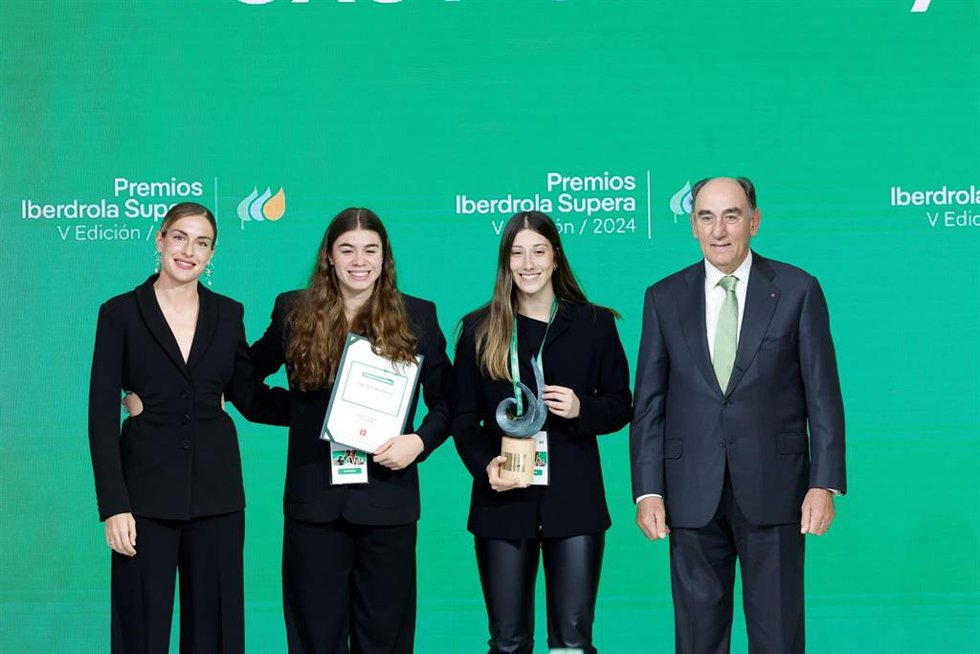 Alexia Putellas y el presidente de Iberdrola, Ignacio Galán, con las ganadoras del Premio Supera Competición.