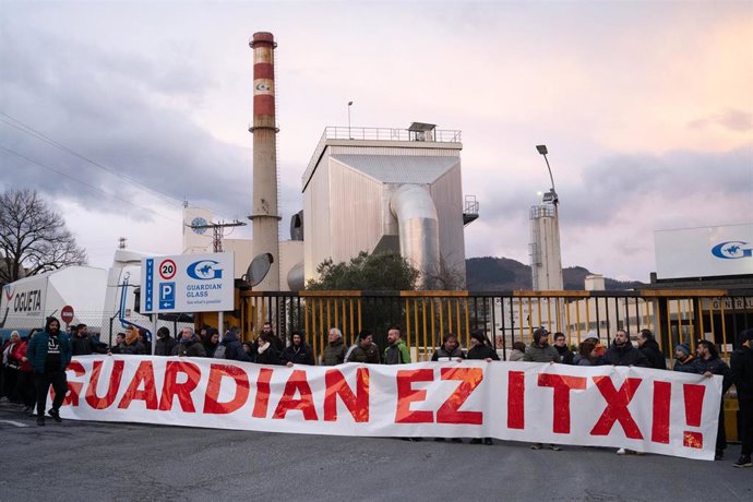 Trabajadores con una pancarta durante la concentración del comité de empresa de Guardian para exigir que no se apague el horno de la planta alavesa, frente a la fábrica, a 29 de enero de 2025, en Llodio (Álava) 