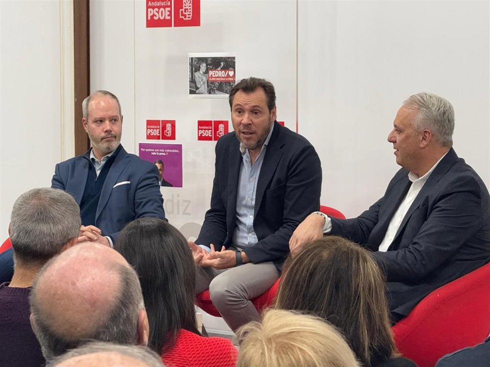 El ministro de Transportes y Movilidad Sostenible, Óscar Puente, en un encuentro con la militancia del PSOE gaditano.