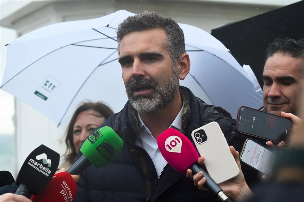 El consejero de Agricultura, Pesca, Agua y Desarrollo Rural, Ramón Fernández-Pacheco, atiende a los medios de comunicación. Imagen de archivo. 