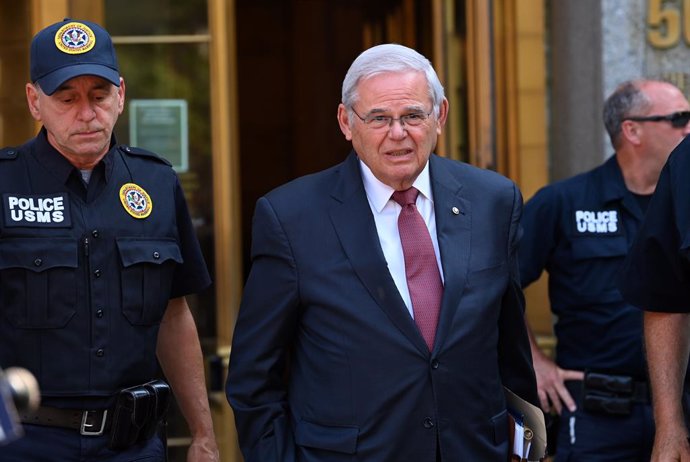 Archivo - July 15, 2024, New York, New York, USA: Sen. Bob Menendez leaving Federal Court in lower Manhattan on the second day of jury deliberation for his ongoing financial fraud trial. (Photo: Andrea RENAULT/Zuma Press)