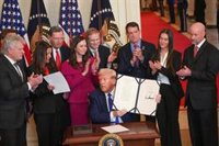 Trump promulga una ley que permite detener a inmigrantes por cometer delitos como hurtos o robos