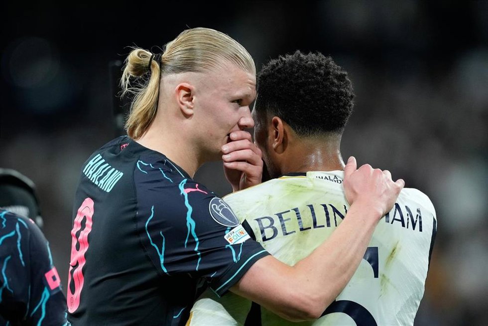 Archivo - Erling Haaland habla con Jude Bellingham tras el Real Madrid-Manchester City de la ida de cuartos de la Liga de Campeones 23-24