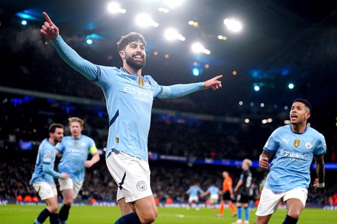 29 January 2025, United Kingdom, Manchester: Manchester City's Josko (C) Gvardiol celebrates scoring his side's second goal with his teammates during the UEFA Champions League soccer match between Manchester City and Club Brugge at the Etihad Stadium. Pho