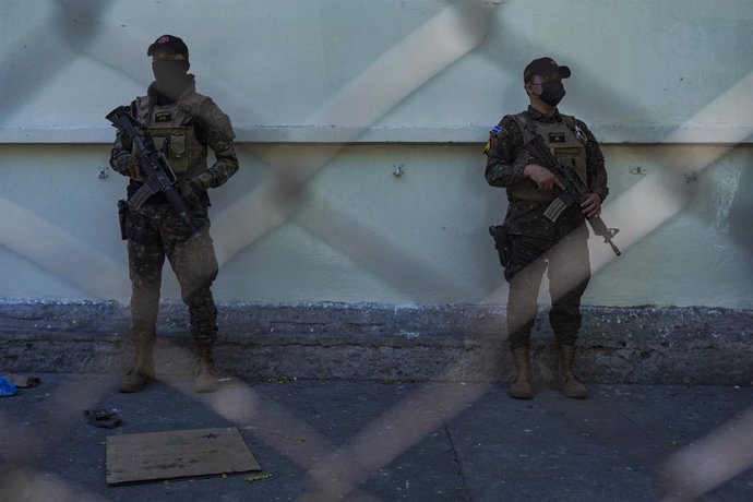 Archivo - December 24, 2022, San Salvador, El Salvador: Soldiers stand guard at a checkpoint..Police and military perform a siege in the Tutunichapa Community, a historical point for drug trafficking in the Salvadoran capital, as part of the Salvadoran go