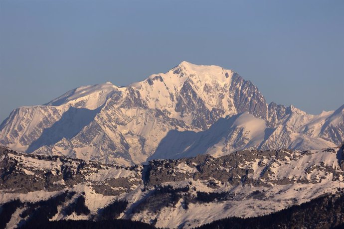 December 31, 2024, Les Deserts, France, France: Les Deserts, France December 31, 2024 - The last rays of sunlight shine on Europe s highest peak, Mont Blanc..MONTAGNE, ALPES, PAYSAGE, HAUTE SAVOIE, MONT BLANC, SOMMET, NEIGE, GLACIERS, HIVER, SKI, TOURISME