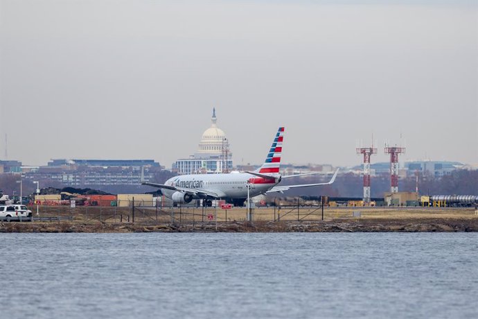 Archivo - Imatge d'arxiu d'un avió a l'aeroport Ronald Reagan de Washington, situat al comtat nord-americà d'Arlington (Virgínia)