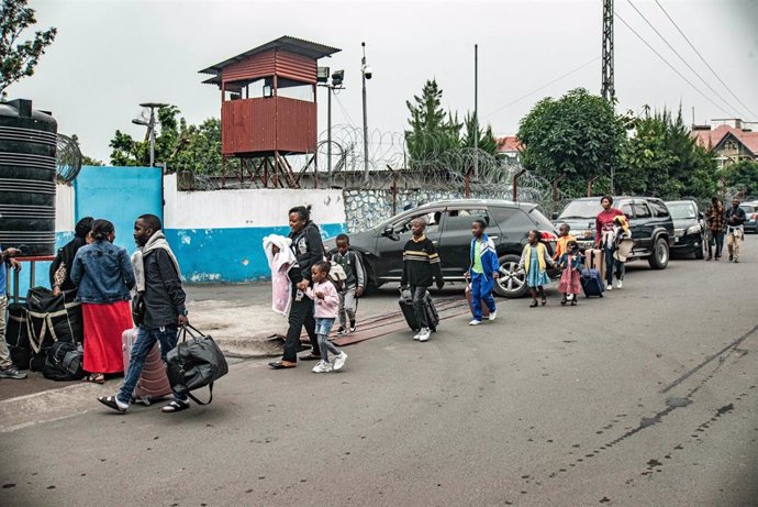 Miembros de la ONU y civiles a las afueras de la sede de la MONUSCO en Goma