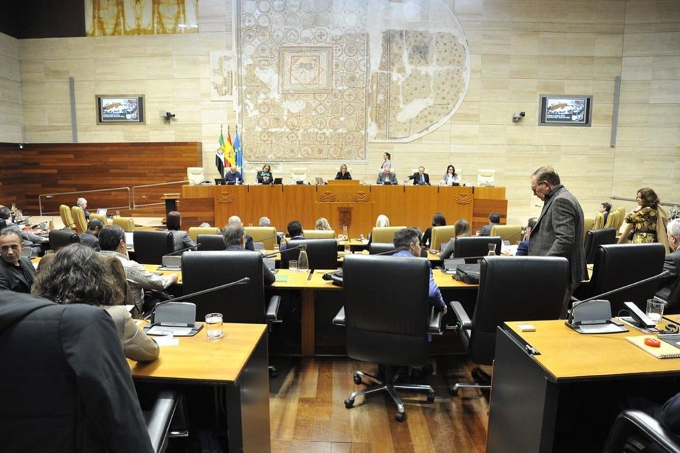 Archivo - Pleno de la Asamblea de Extremadura, en una imagen de archivo.