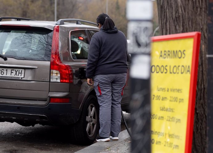 Archivo - Arxiu - Una dona omplint el dipòsit del seu vehicle en una gasolinera