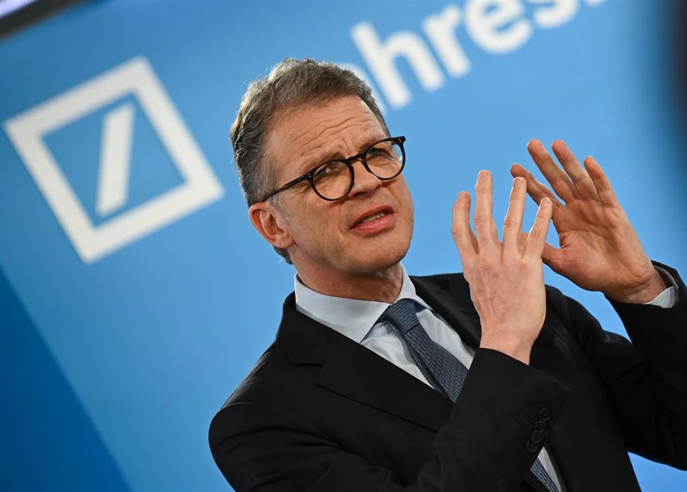 30 January 2025, Hesse, Frankfurt/Main: Christian Sewing, Chairman of the Management Board of Deutsche Bank, speaks at Deutsche Bank's headquarters during the annual press conference. Compensation for former Postbank shareholders caused a further drop i