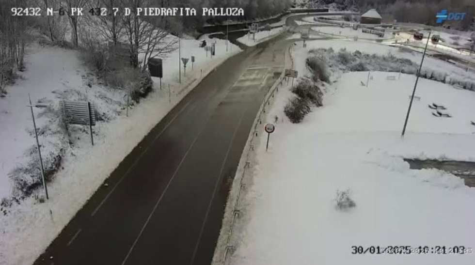 Imagen de la N-6 en Pedrafita con nieve