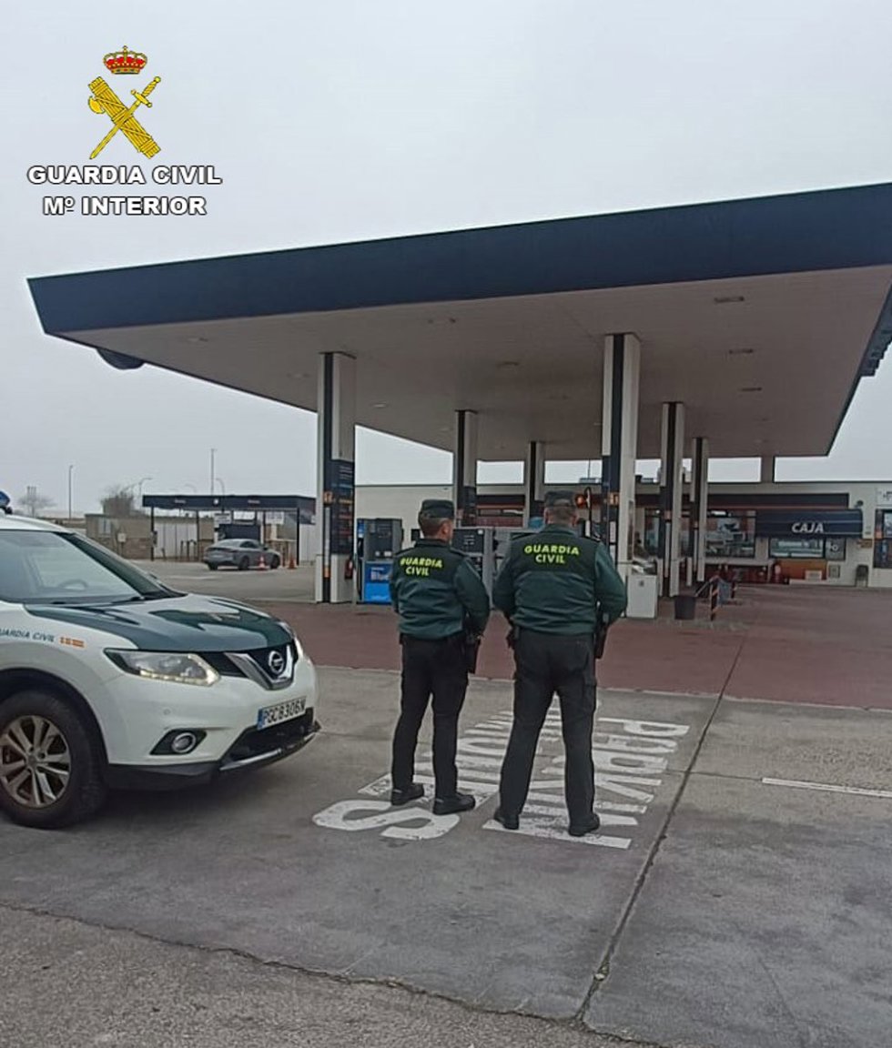 Agentes de la Guardia Civil en un área de servicio de la A-2 en Guadalajara.