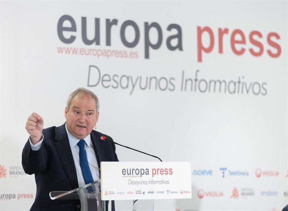 El ministro de Industria y Turismo, Jordi Hereu, interviene durante un Desayuno Informativo de Europa Press, en el Hyatt Regency Hesperia,  