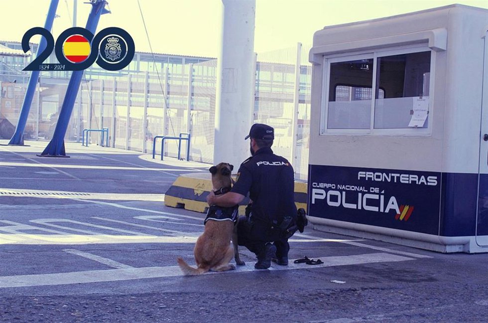 Un agente de la Policía Nacional junto a un perro policía.