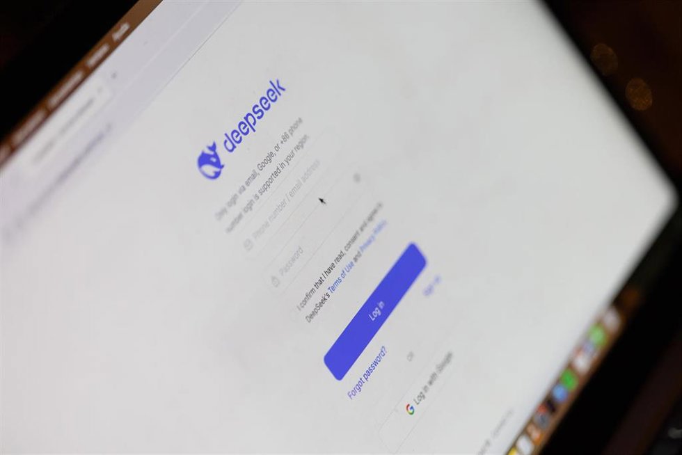 Una persona prueba el asistente DeepSeek, a 29 de enero de 2025, en Madrid (España).