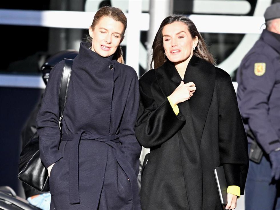 María Dolores Ocaña, Jefa de la secretaría de la Reina, y doña Letizia a su llegada a la reunión de trabajo de la Asociación Española Contra el Cáncer celebrada en la Sede Central de la AECC
