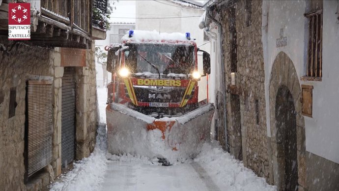 Archivo - Arxiu - Imatge d'arxiu de mquina llevaneus treballant en un municipi de la província de Castelló