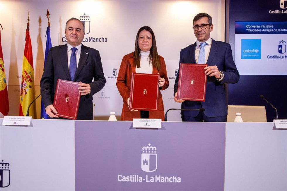 La consejera de Bienestar Social de C-LM, Bárbara García Torijano; el presidente de la FEMP C-LM, José Julián Gregrio; y el presidente de Unicef Comité C-LM, Eduardo Sánchez Butragueño.