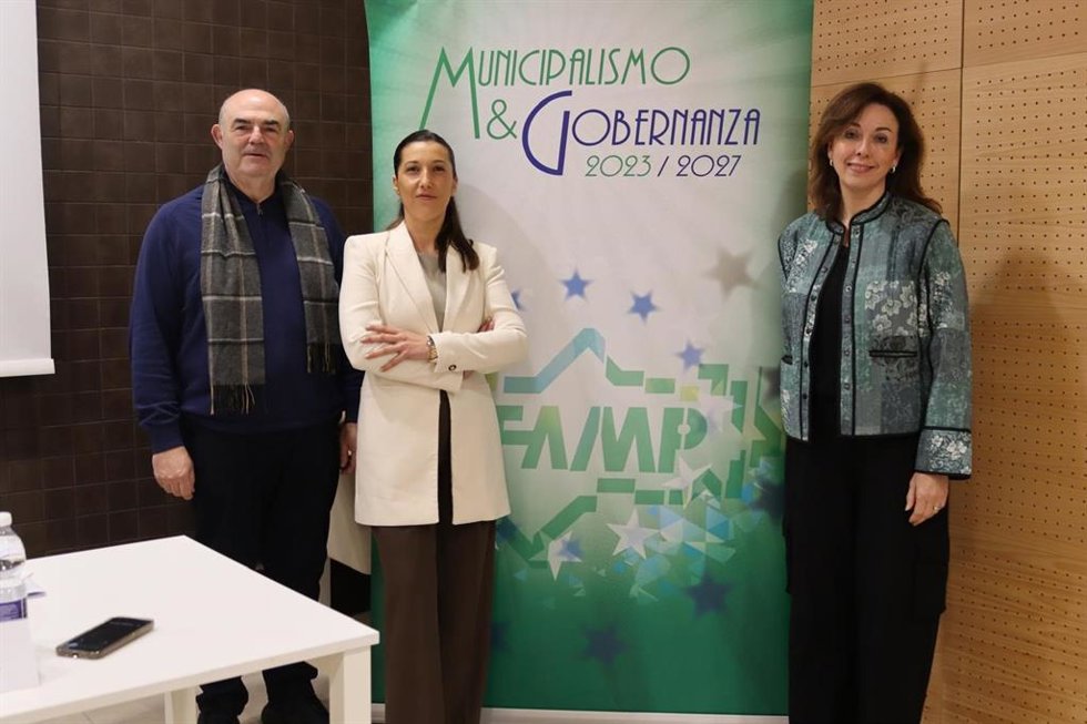La secretaria general de la FAMP, Yolanda Sáez (centro), junto al director del Plan de Formación Continua, José Manuel Ortega, y la secretaria general de Administración Local de la Junta, María Luisa Ceballos.
