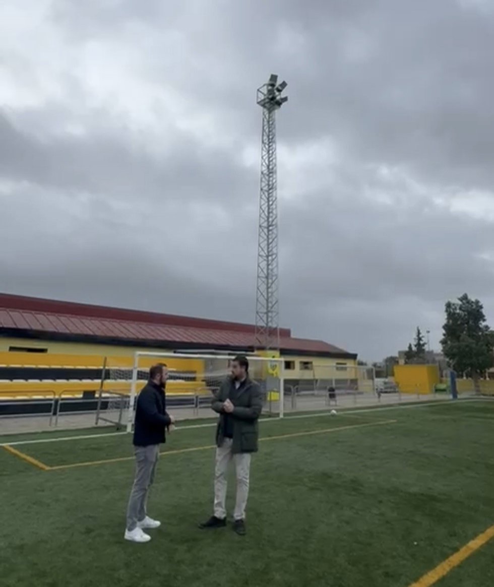 El Ayuntamiento de Alcalá sustituye las luminarias led de los campos de fútbol de Rabesa y Malasmañanas.