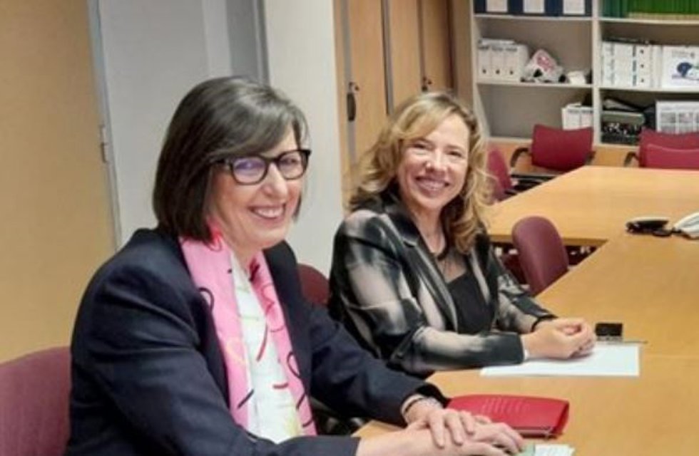 La consejera Nieves Roqueñí y la Directora de Minería y Energía, Belarmina Díaz.
