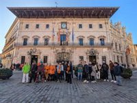 Activistas por la vivienda, usuarios de caravanas y artistas callejeros claman en Palma contra la ordenanza cívica