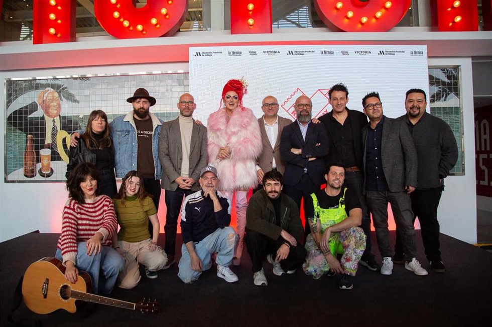 La nueva temporada de los RED Fridays ha sido presentada en la fábrica de Cervezas Victoria por el vicepresidente y diputado de Cultura, Manuel López Mestanza; Víctor García, pintor y creador del proyecto Play In Colors, y la cantante Nina Raku