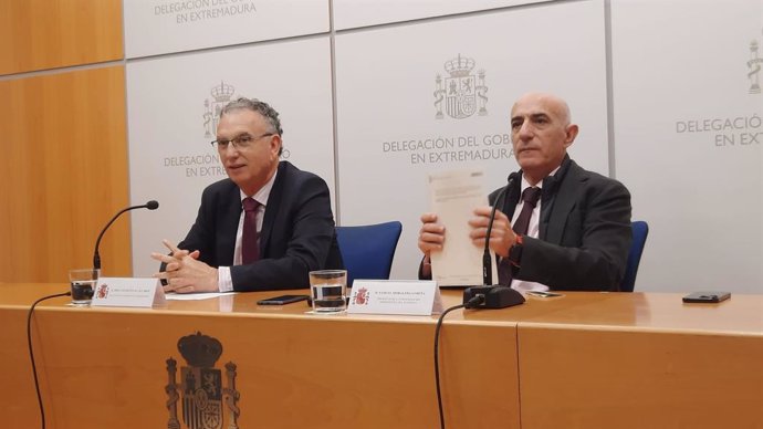 El delegado del Gobierno en Extremadura, José Luis Quintana, y el presidente d ela CHG, Samuel Moraleda, en rueda de prensa en Badajoz