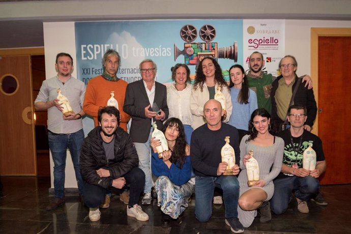 Archivo - Foto de familia de los últimos premiados en el Festival Espiello.