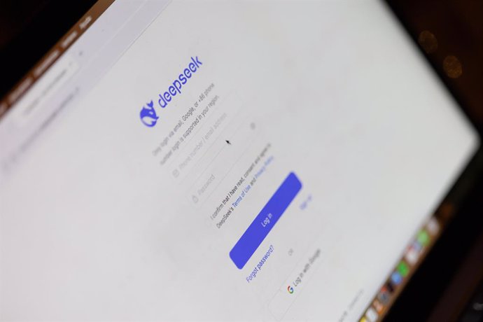 Una persona prueba el asistente DeepSeek, a 29 de enero de 2025, en Madrid (España). El asistente DeepSeek llegó a App Store el pasado 11 de enero, y ha escalado para ocupar la primera posición en la tienda de Apple en Estados Unidos, por delante de ChatG