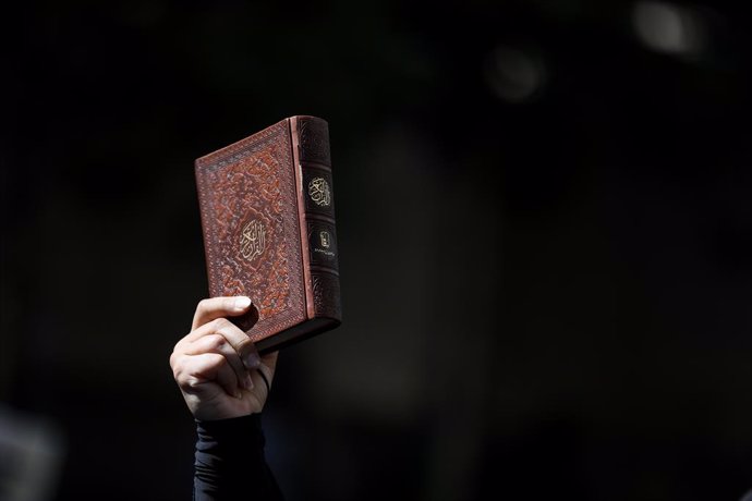 Archivo - June 30, 2023, Tehran, Tehran, Iran: An Iranian demonstrator holds up a copy of Quran, Islam's holy book, during a protest of the burning of a Quran in Sweden, in front of the Swedish Embassy in Tehran, Iran, Friday, June 30, 2023. On Wednesday,