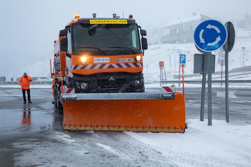 Archivo - Una máquina quitanieves en el Puerto de Navacerrada, a 13 de diciembre de 2024, Madrid (España). Una de las ciudades en las que más ha afectado la borrasca Darragh es Madrid y las montañas de la sierra de Madrid, donde han caído los primeros c