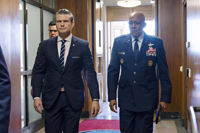 27 January 2025, US, Washington: US Defence Secretary Pete Hegseth (L) walks with Chairman of the Joint Chiefs of Staff Gen. CQ Brown, Jr., as he arrives for his first day to the Pentagon. Photo: Alexander Kubitza/Planet Pix via ZUMA Press Wire/dpa