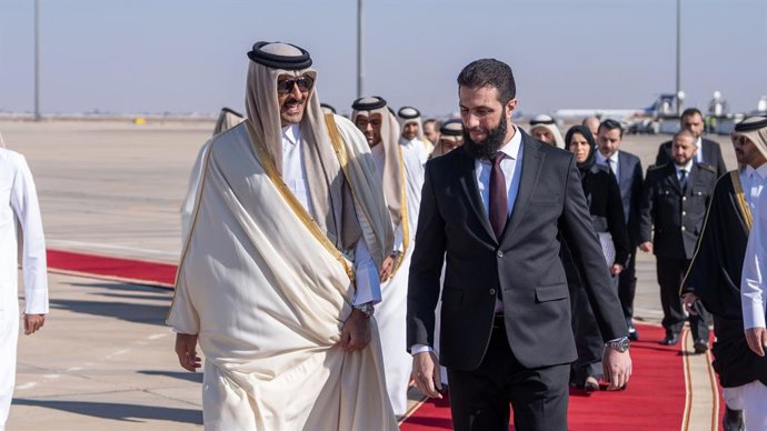 El presidente de transición de Siria, Ahmed Husein al Shara (d), recibe al emir de Qatar, Tamim bin Hamed al Thani (i), a su llegada al aeropuerto de Damasco para una visita oficial