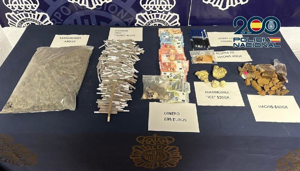 Se han intervenido 640 gramos de hachís, 950 de marihuana, 425 gramos en cigarrillos tipo porro, diez jeringuillas con aceite de hachís, 40 gramos de resina de hachís y 695 euros en efectivo, entre otros efectos.