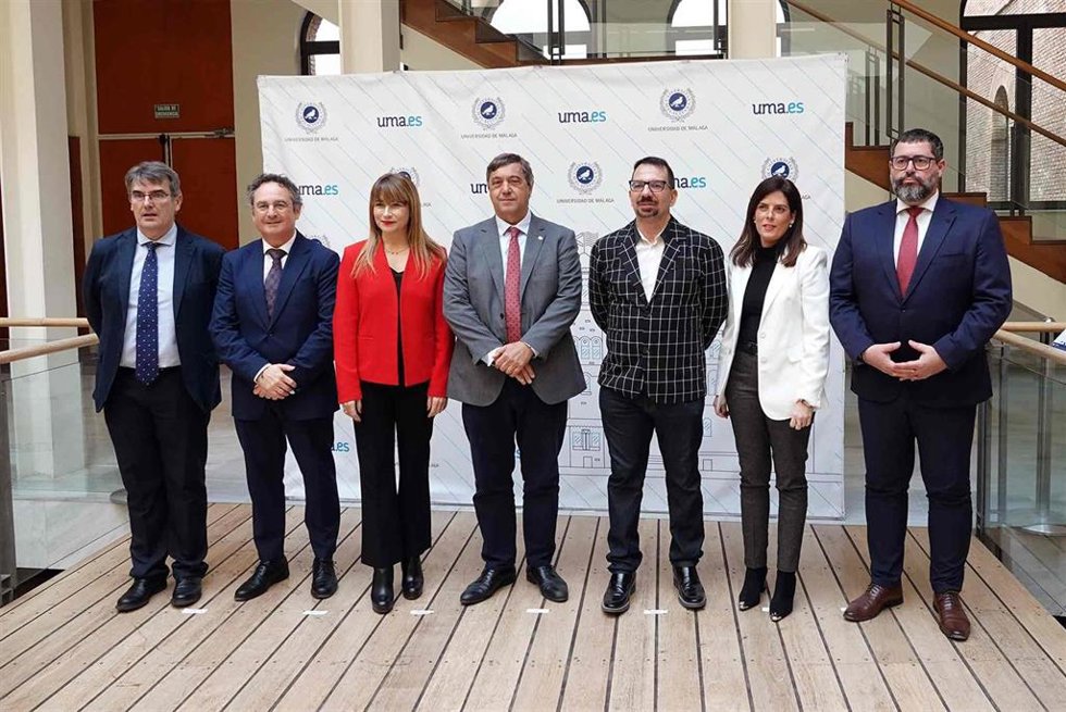 El acto de presentación de la escala ha contado con la participación de Teodomiro López, rector de la Universidad de Málaga, de Andrés Rodríguez, presidente de Macrosad corporate, de Francisco Manuel Cantos, concejal de Derechos Sociales, entre otros.