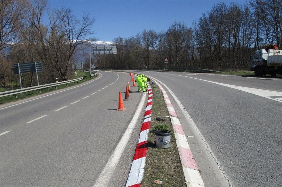 Archivo - Obras de mantenimiento en una carretera.