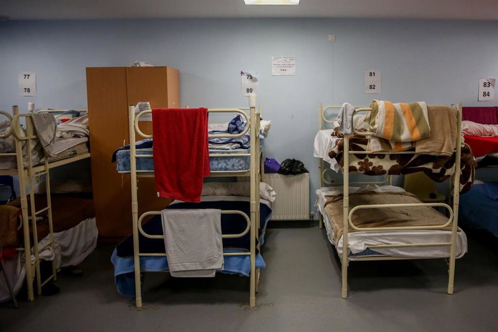 Archivo - Camas literas en una de las habitaciones dispuestas para sintecho en el centro Pinar de San José, uno de los centros habilitados por el SAMUR Social para la Campaña del Frío 2020, en Madrid (España), a 17 de diciembre de 2020. La Campaña del F