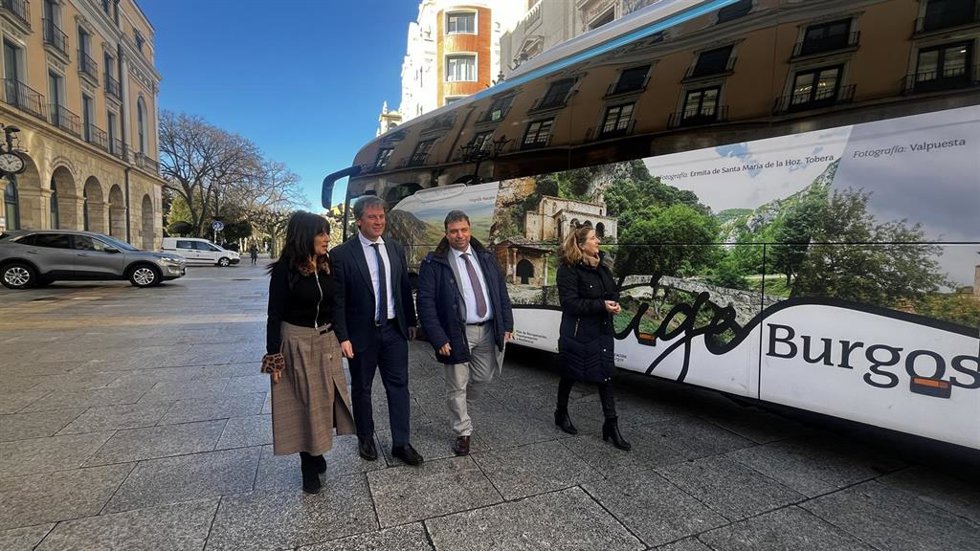 El presidente de la Diputación ha presentado la publicidad de la provincia en los autobuses de Alsa.