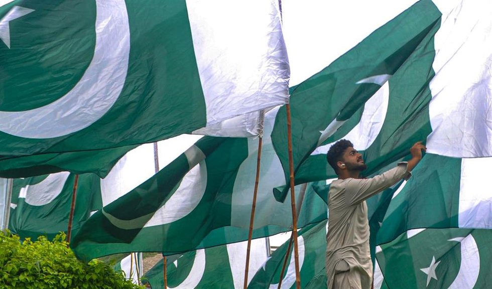 Archivo - Imagen de archivo de banderas de Pakistán.